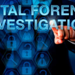 デジタルフォレンジック調査のイメージ。タッチ画面に表示された「DIGITAL FORENSIC INVESTIGATION」の文字と、虫眼鏡・錠前のアイコン