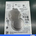 データ復旧のため入庫した外付けHDDの内蔵ドライブ、Seagate Mobile HDD ST2000LM007（2TB・2.5インチSATA HDD）の裏面ラベル。「通電するが認識しない」症状で受領