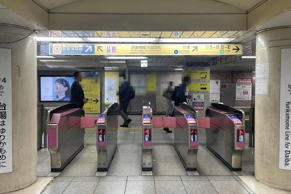 銀座線新橋駅の改札。出口4方面の案内