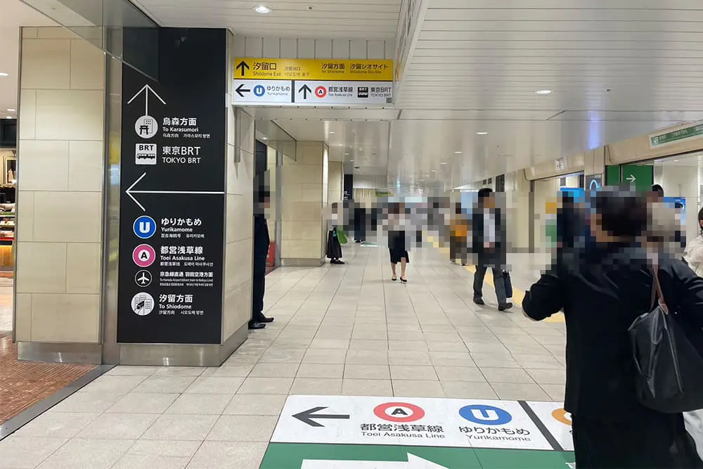 黒い柱の案内。烏森方面へ直進