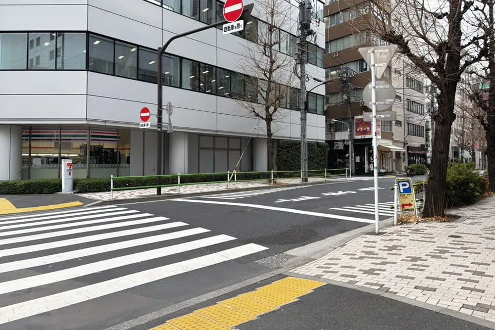 セブンイレブン前の横断歩道