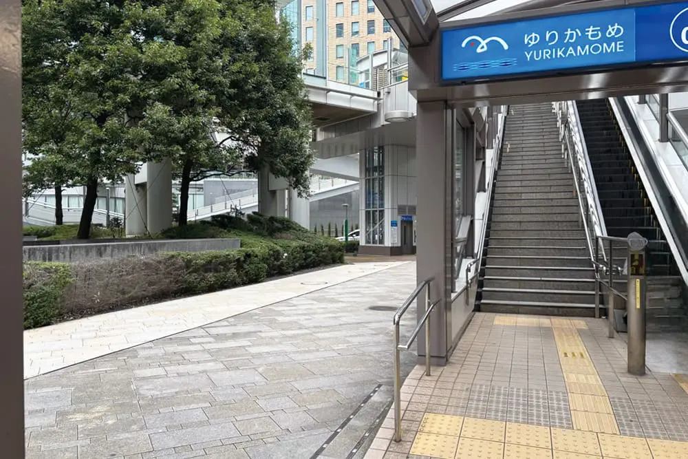 汐留駅A2出口・ゆりかもめ階段