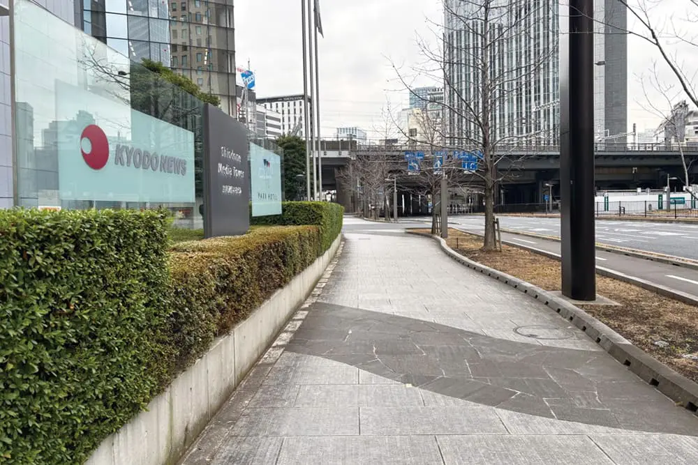共同通信社本社前