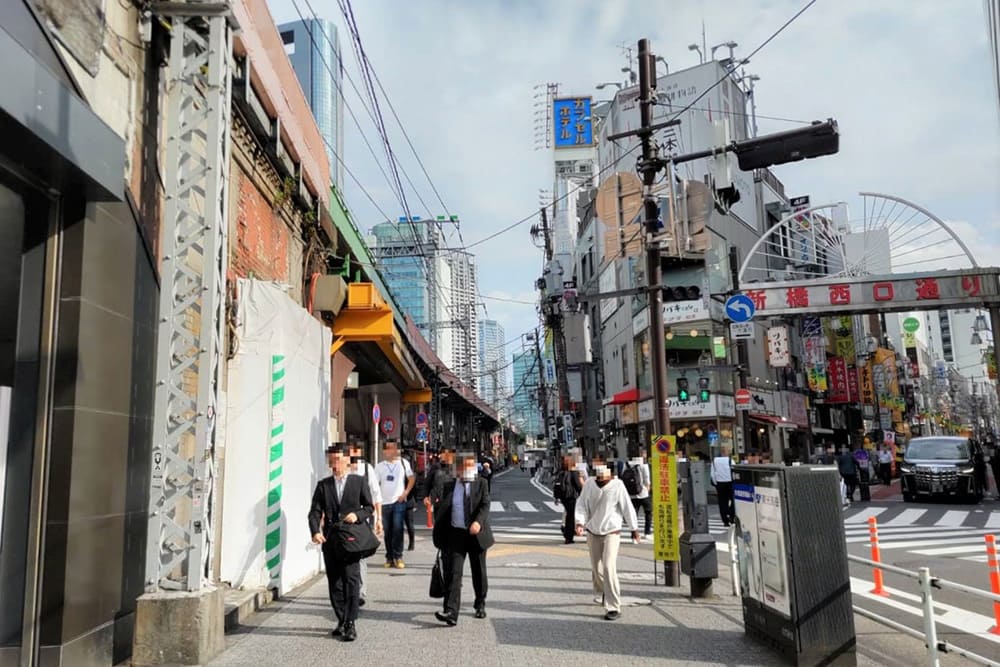 烏森口を出た通り。線路沿いを直進