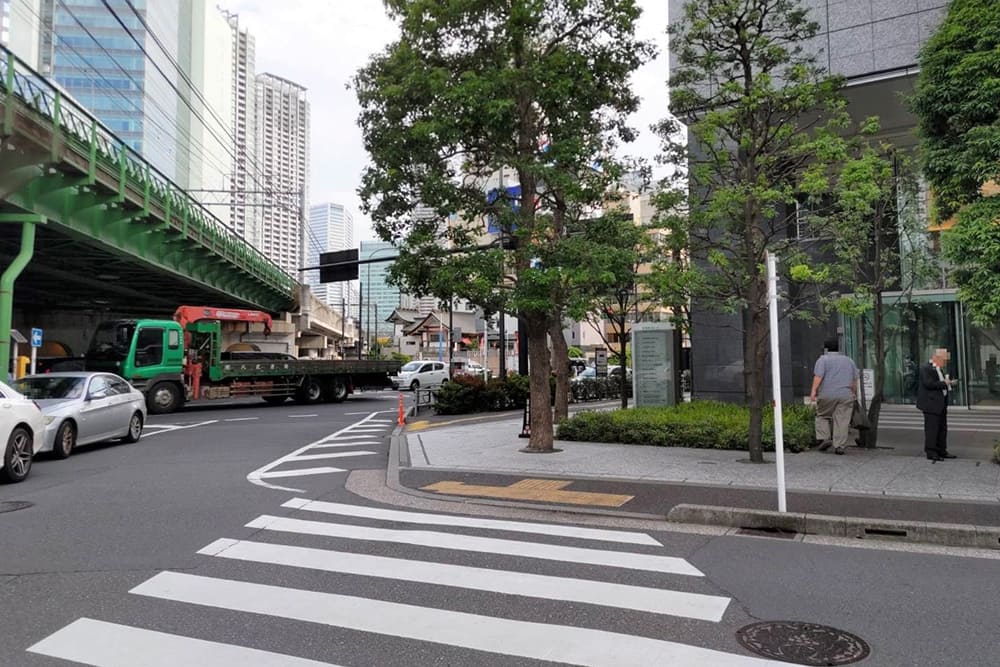 横断歩道と新橋東急ビル前
