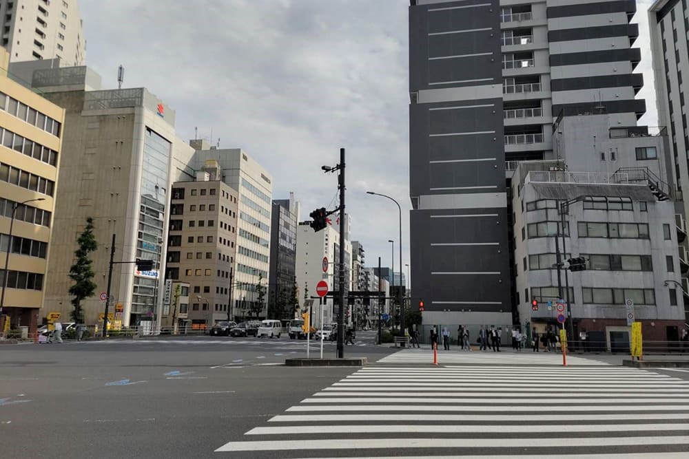交差点と濃いグレーのビル