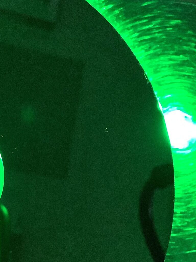 記録面の外周付近に見られた削れと付着物