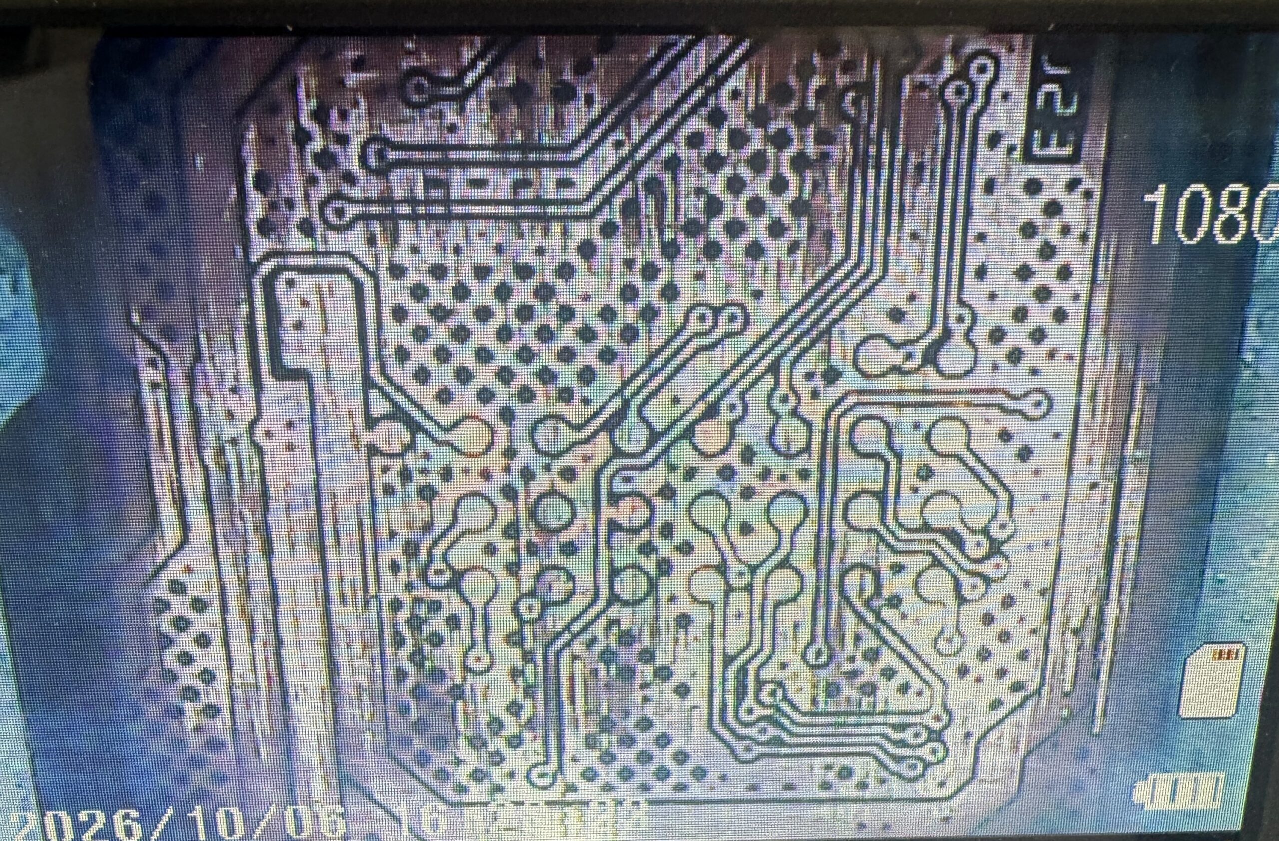表面を削り、内部配線を露出させたmicroSDカード