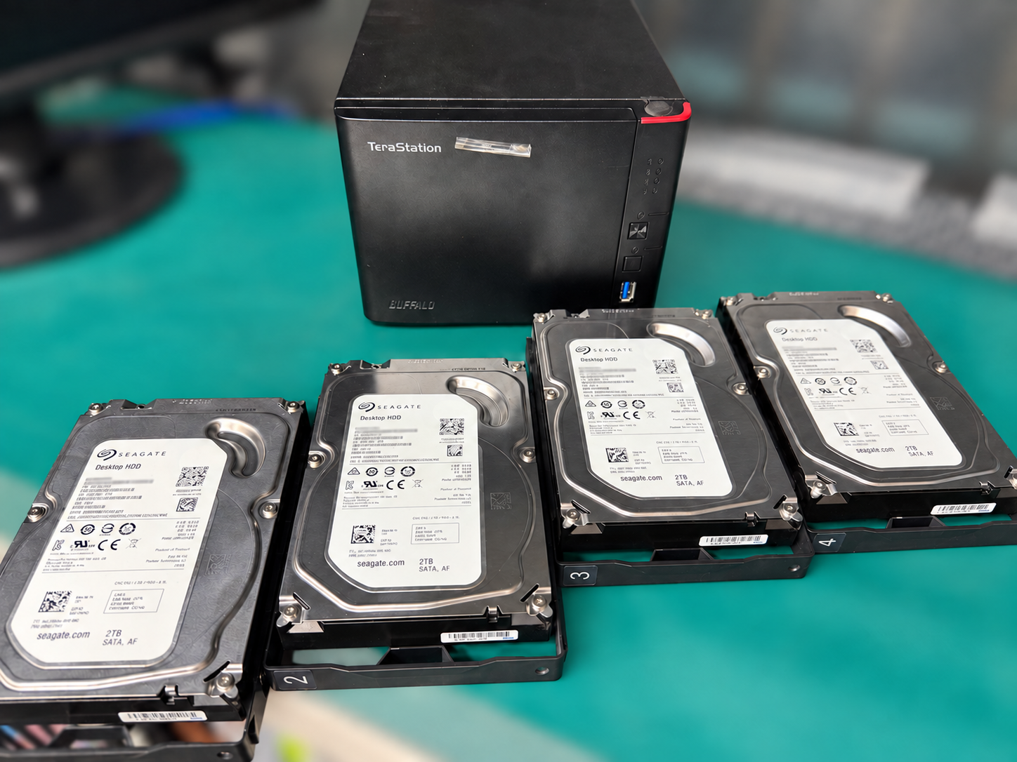 BUFFALO TeraStationの筐体と4台の構成HDD