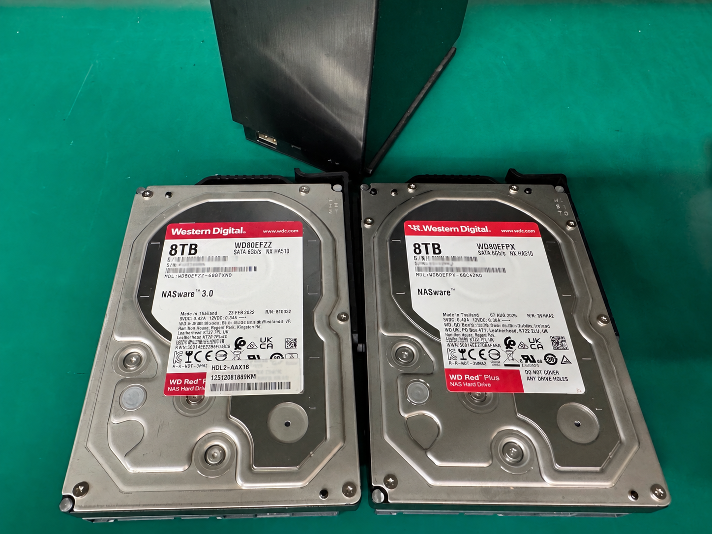 NAS本体と2台のWestern Digital製8TB HDD