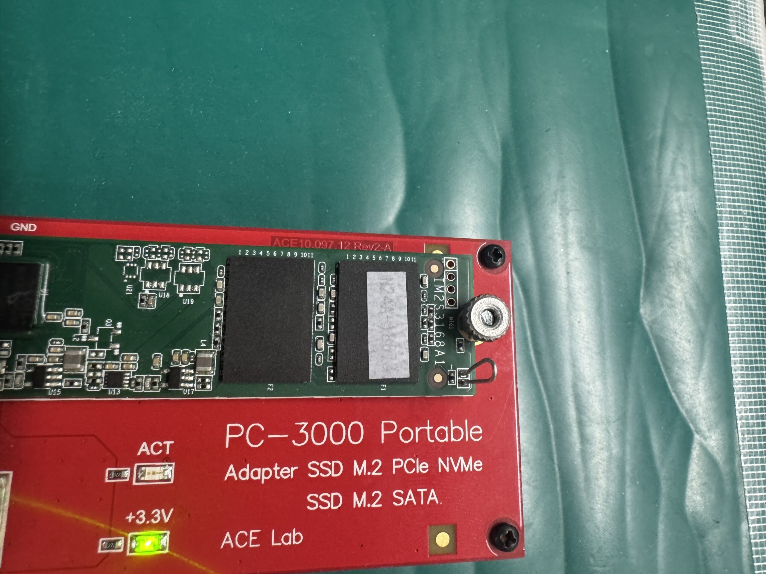 専用アダプターに接続したM.2 SSDの基板とメモリーチップ