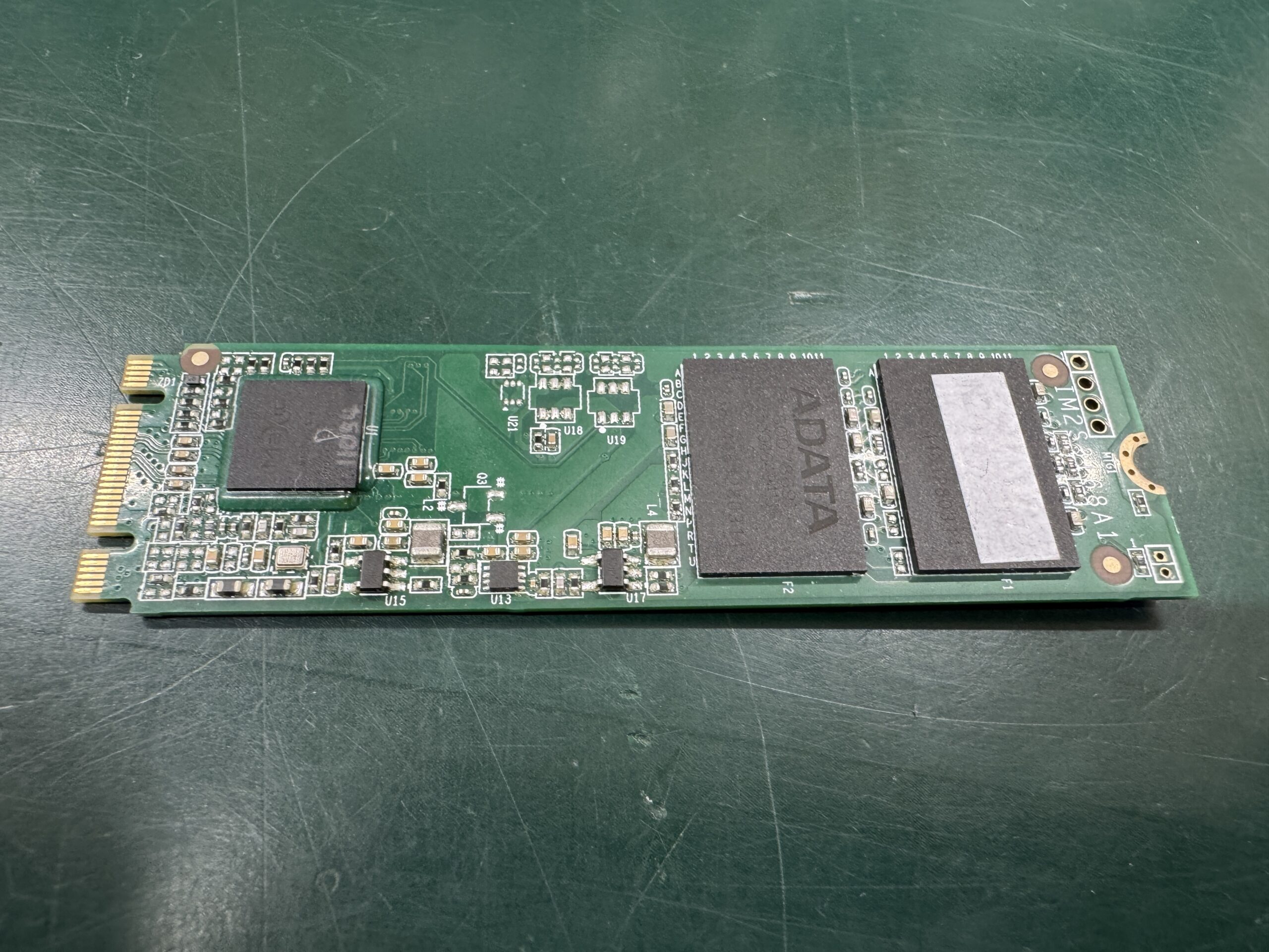 コントローラーとメモリーチップが見えるM.2 SSDの基板