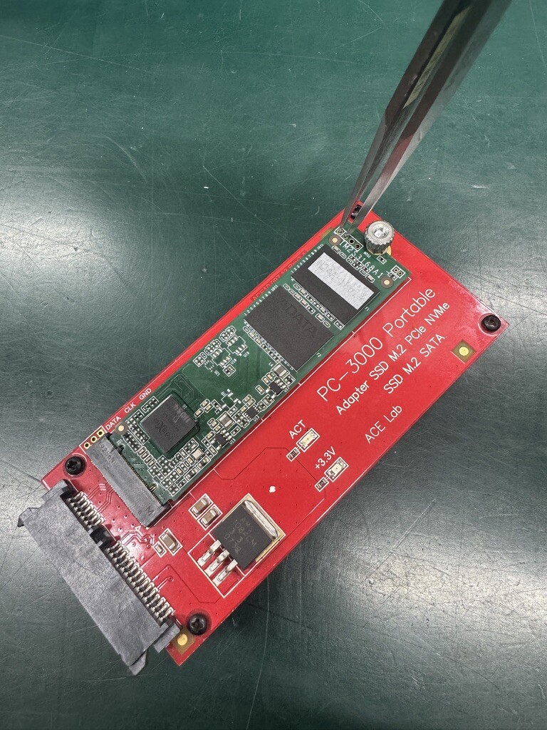 PC-3000 Portableのアダプターに接続したM.2 SSD